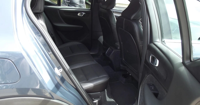 Volvo XC 40 cena 87900 przebieg: 148200, rok produkcji 2018 z Ciechanów małe 254